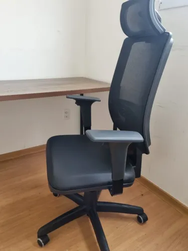 Vendo Cadeira de Escritório Ergonômica com Encosto em Tela