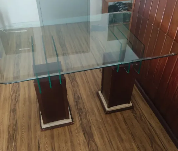Mesa com tampo de vidro, design único
