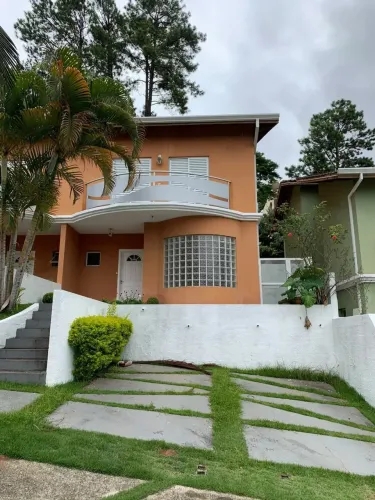 Imóvel para aluguel possui 200 metros quadrados com 3 quartos em Pinus Park - Cotia - SP