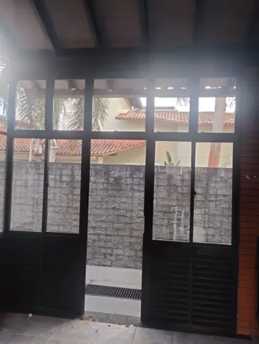 Uma porta de vidro 