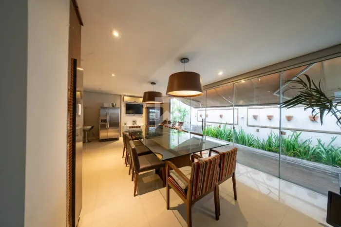 Casa em Condomínio com Jardim Privativo, 5 Suítes e 2 Vagas à Venda, 330 m² - Campo Compri