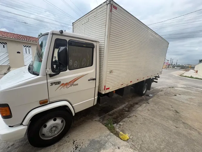 Vendo Mercedinha conservada carro Muito Bom só pegar e trabalhar baú de 6.20