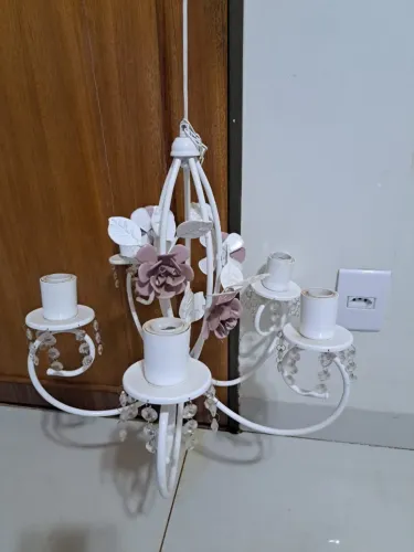 Lustre Branco com Flores e Cristais
