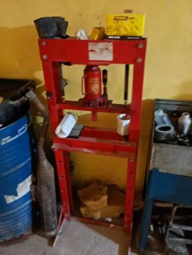 Prensa hidráulica 12toneladas usada funcionando perfeitamente aceito trocas do Interesse..