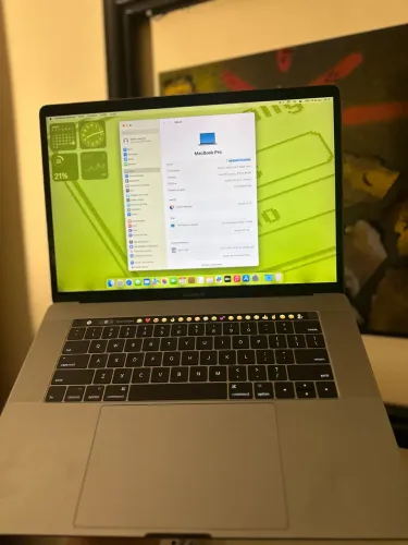 MacBook Pro 15.4 touchbar core i7 /16GB /512SSD