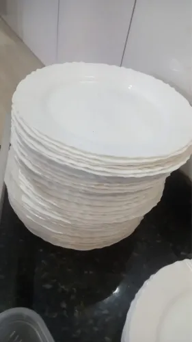 Pratos e engradados 