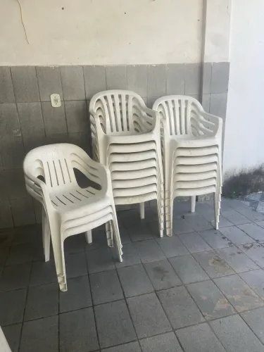 Cadeiras de plástico com braço