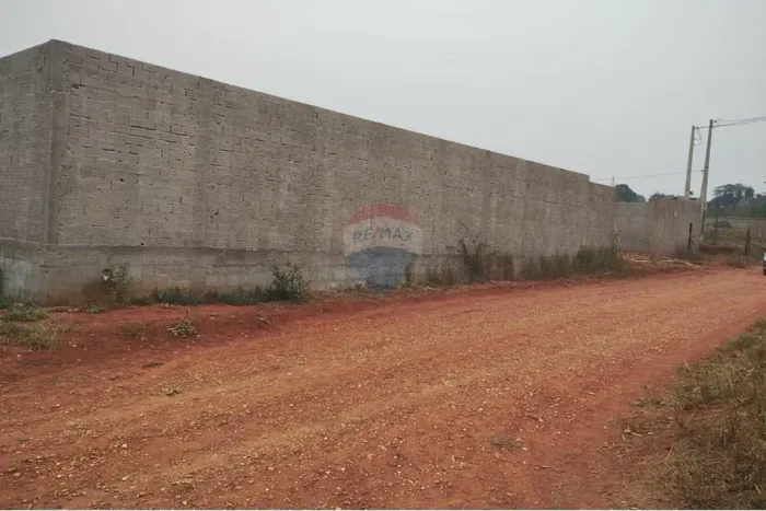 Chácara de 1000m2 murada na Roseira