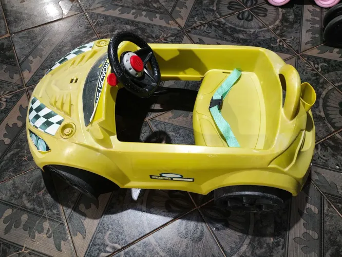 Carrinho infantil com pedal