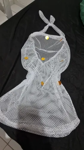 SAIA DE PRAIA VESTIDO BRANCO COM DETALHE DOURADO E COSTAS NUA, AMARRAÇÃO NO PESCOÇO.