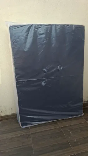 Vende_se um box casal com baú novo medida 1,38x 1,88 ,66cm