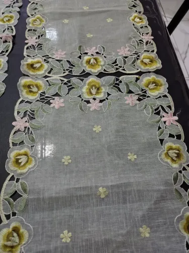 Caminho de mesa em organza bordado (4 peças)