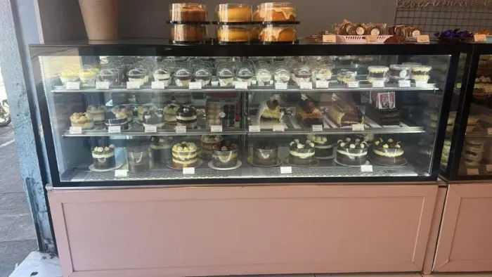 BALCÃO REFRIGERADO DE BOLOS