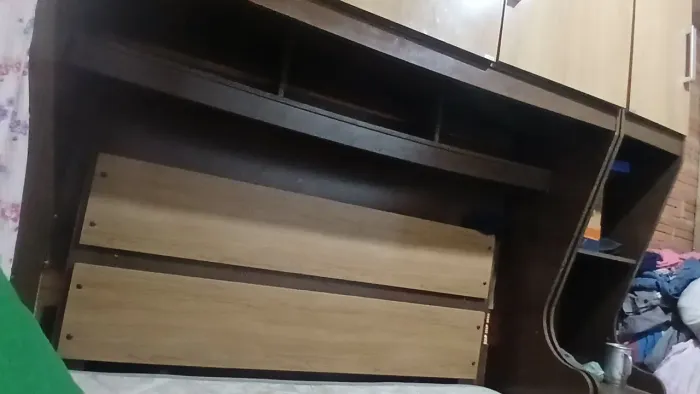 Guarda roupa modulado com cabeceira junto.