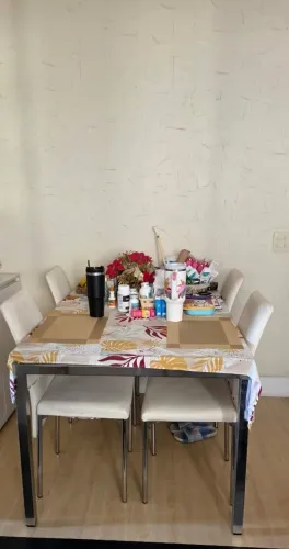 Mesa de jantar de vidro com 4 cadeiras