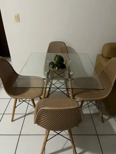 Mesa charmosa com 4 cadeiras