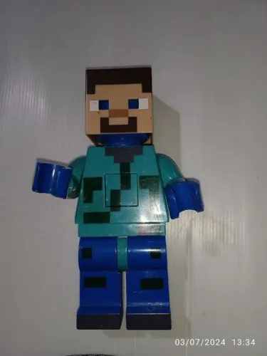 Boneco Manicraft com som(baterias incluídas), 20 cm