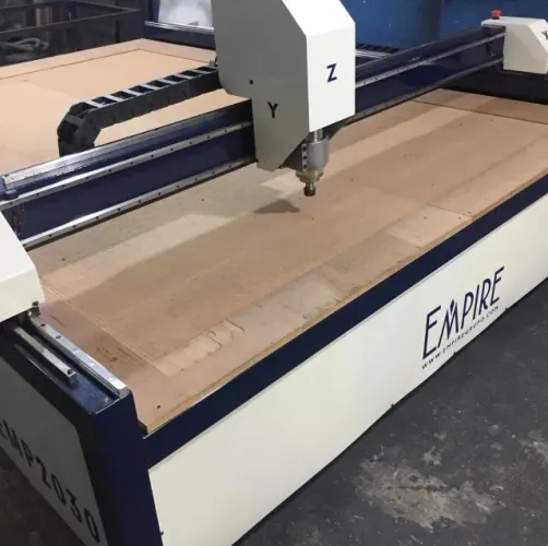 CNC ROUTER com SPINDLE 3 CV