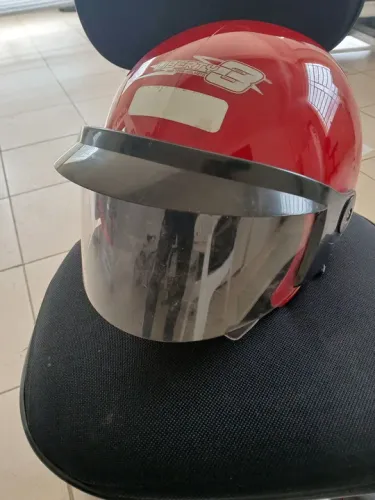 Capacete usado.