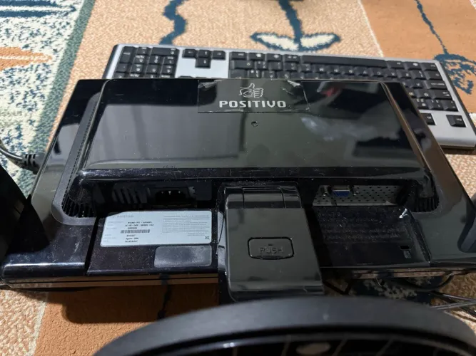 Monitor  de pc com caixas de som 