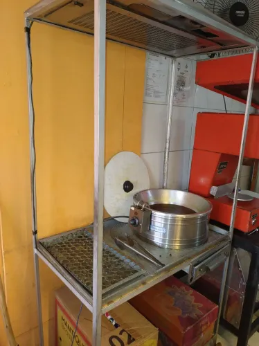 Pasteleira com fritadeira elétrica e exaustor conjugado 