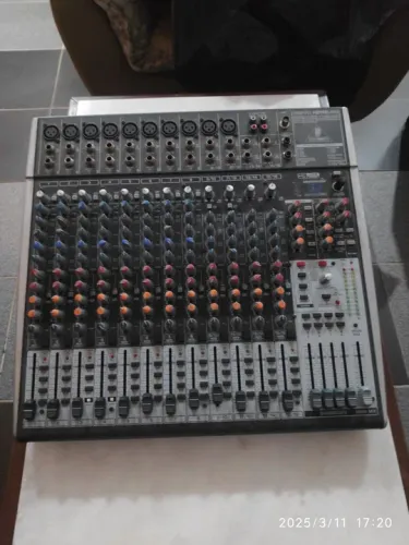 Mesa de Som Behringer xenyh x2442 usb