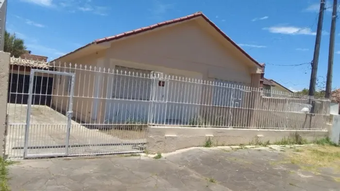 CASA COM PISCINA EM CANOAS
