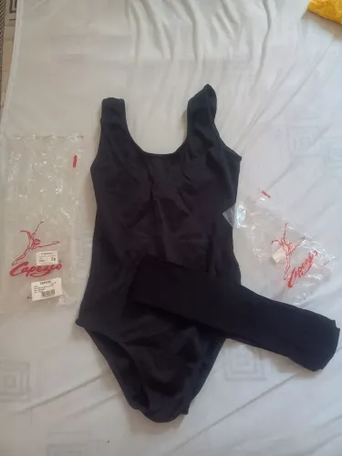 Maio de balé e meia calça preta