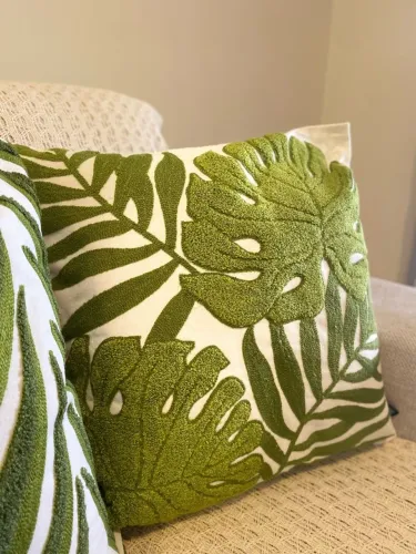 Almofadas bordadas em alto relevo