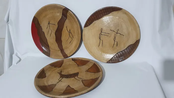 Lote de 3 lindos pratos de parede em cerâmica pintura à mão