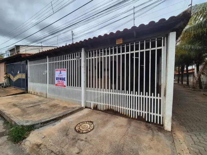 CASA DE ESQUINA, 03 QUARTOS (01 SUÍTE)