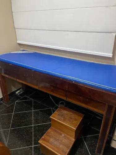 Mesa de madeira maciça com tampo acolchoado