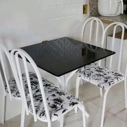 Mesa de tubular com 4 Cadeiras
