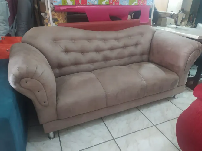 Sofá camelo camurça botões