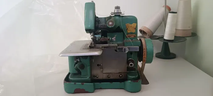 Vendo esta máquina de costura. Chinesa