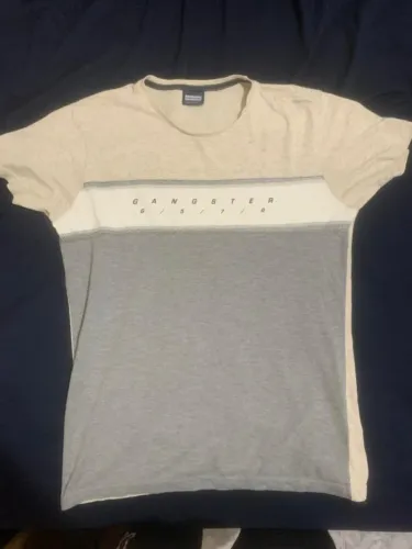 Camiseta Cinza, Branca e bege