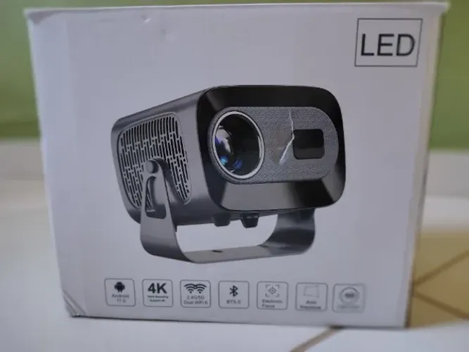 Projetor portátil(SEMINOVO) - Android 11 - Wifi - Google Play - Vários aplicativos