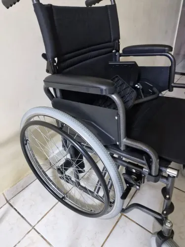Cadeira de Rodas Confortável e Durável