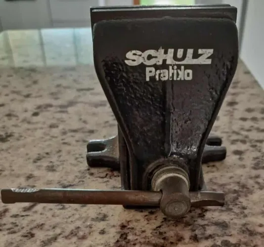 Vende-se Torno de Bancada Schuz.