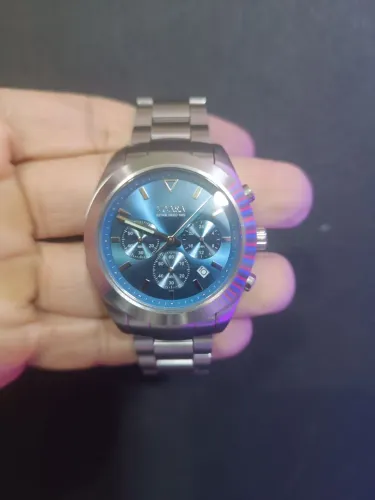 Relógio unissex da marca Vivara Jóias ,fundo Azul.