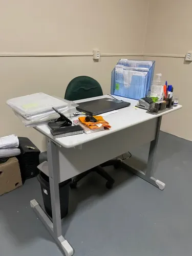 Mesa de escritório com os sem cadeira (VALOR DO ANÚNCIO É DA MESA)
