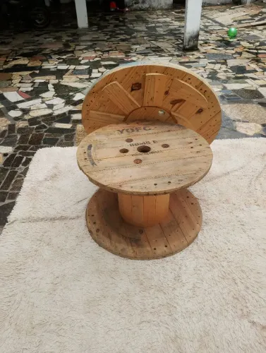 Vende-se tampa de carretel grande e um carretel completo pequeno. Mesas e obj decorativo