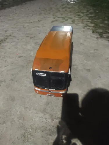 Ônibus feito de madeira e plástico 