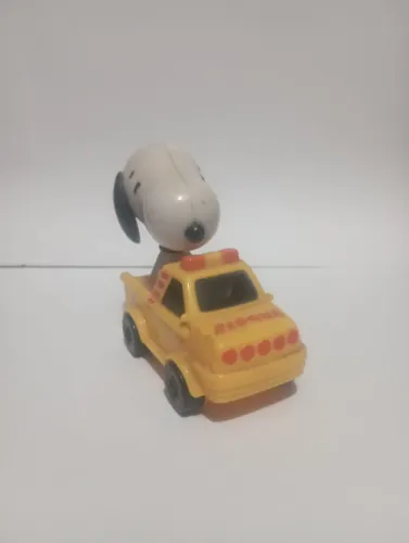 Snoopy em carro de brinquedo