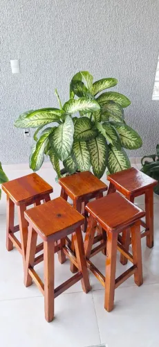 05 Banquetas de madeira