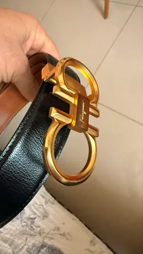 Cinto preto em couro fivela dourada