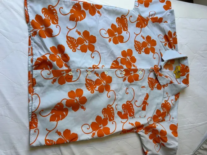 Camisa floral tamanho P porém larga