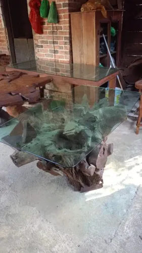 Mesa de raiz centro rústica com tampo de vidro