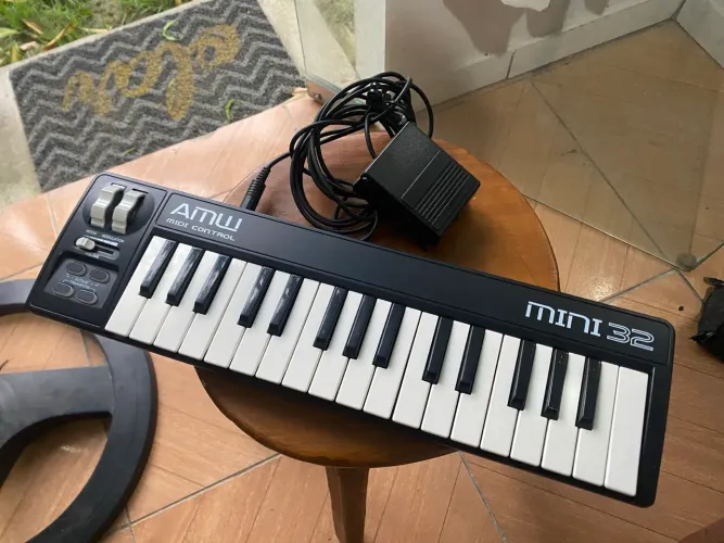 TECLADO MIDI AMW COM SUSTAIN