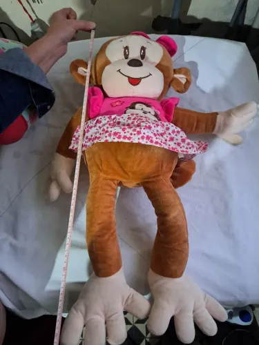 Macaco de pelúcia rosa com vestido